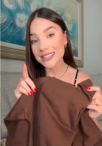 Creator mostrando blusa de tricô de gola alta