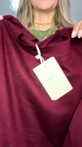 Blusa de tricô bordô com etiqueta