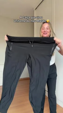 Calça de moletom cinza sendo esticada